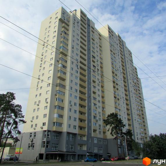 Житловий комплекс Перовський з висотними будинками та прибудинковою територією, оточений зеленими насадженнями.