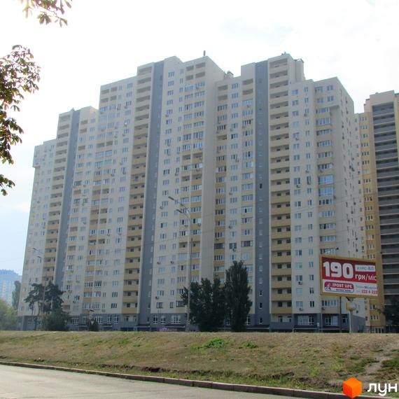 Житловий комплекс Перовський з висотними будинками, прибудинкова територія з зеленими насадженнями та асфальтованими доріжками.