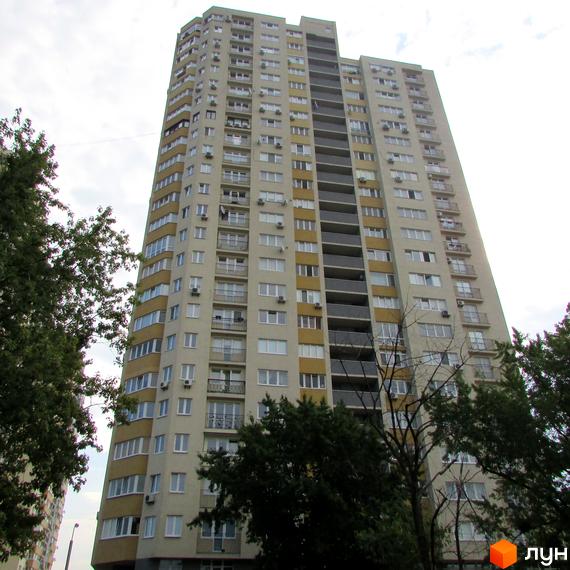 Житловий комплекс Перовський з висотним будинком та зеленими насадженнями на прибудинковій території.