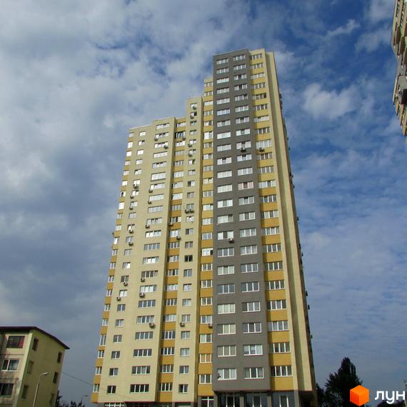 Житловий комплекс Перовський з високими будинками та сучасною прибудинковою територією. Вигляд на фасад з вікнами та облаштованою територією.