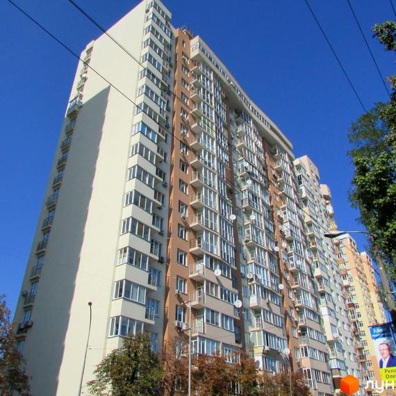 Житловий комплекс на вул. Червоноткацька, 43, з фасадом з балконами та прибудинковою територією з зеленими насадженнями.