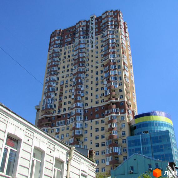Житловий комплекс Елегант з висотними будівлями та балконами. Прибудинкова територія з сучасними спорудами та зеленими насадженнями.