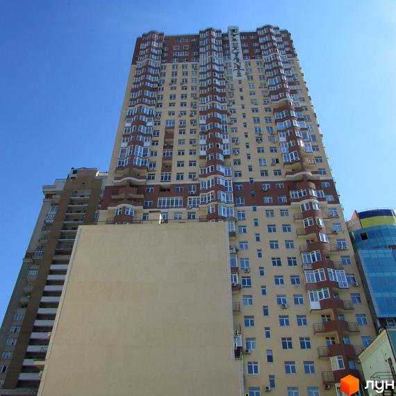 Житловий комплекс Елегант з висотними будинками та балконами. Прибудинкова територія з зеленими насадженнями та сучасною інфраструктурою.