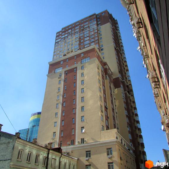 Житловий комплекс ЖК Елегант з висотним будинком та прибудинковою територією під ясним небом.