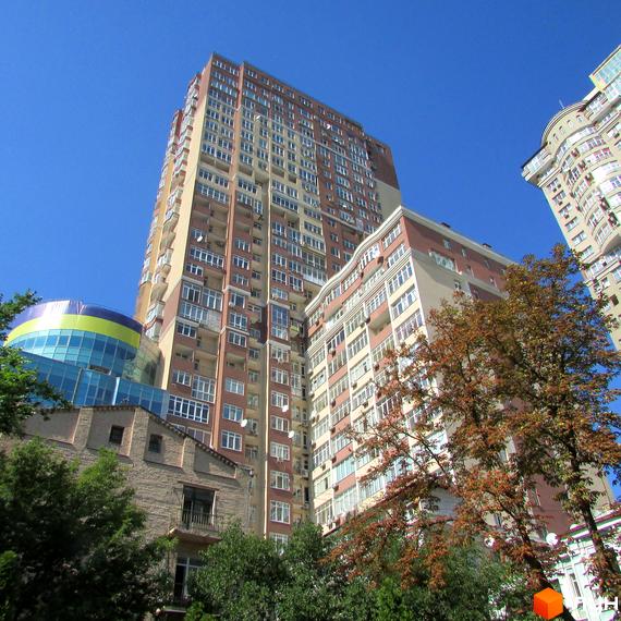 Житловий комплекс ЖК Елегант з висотними будинками та зеленими насадженнями на прибудинковій території.