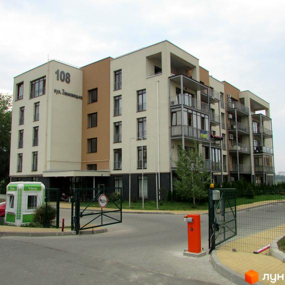 Житловий комплекс Ліпінка з сучасним фасадом та прибудинковою територією. Вид на вхідну групу та огорожу комплексу.