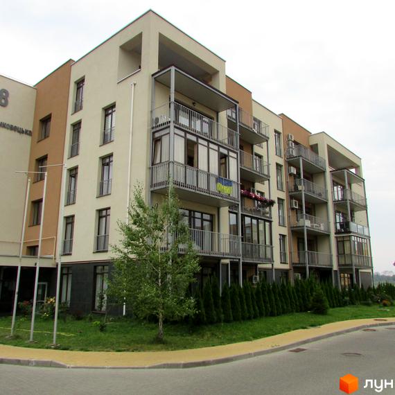 Житловий комплекс Ліпінка з сучасними балконами та зеленими насадженнями на прибудинковій території.