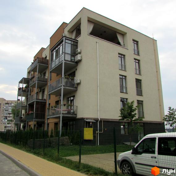 Зовнішній вигляд житлового комплексу Ліпінка з балконами та прибудинковою територією, обгородженою зеленими насадженнями.