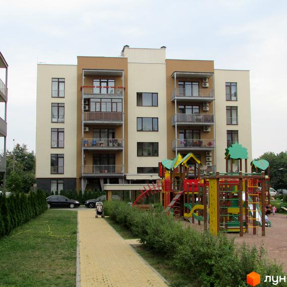 Житловий комплекс Ліпінка: фасади будівель з балконами та вікнами, дитячий майданчик з яскравими елементами та зелена зона з доріжкою.