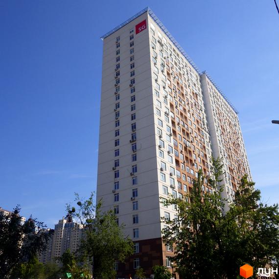 Житловий комплекс на вул. Ованеса Туманяна, 3, висотна будівля з балконами та зеленими насадженнями на прибудинковій території.