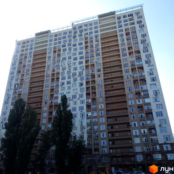 Житловий комплекс на вул. Ованеса Туманяна, 3, з багатоповерховим будинком та зеленими насадженнями на прибудинковій території.