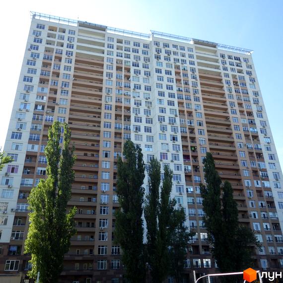 Житловий комплекс на вул. Ованеса Туманяна, 3, висотна будівля з балконами та великими вікнами, зелена прибудинкова територія.