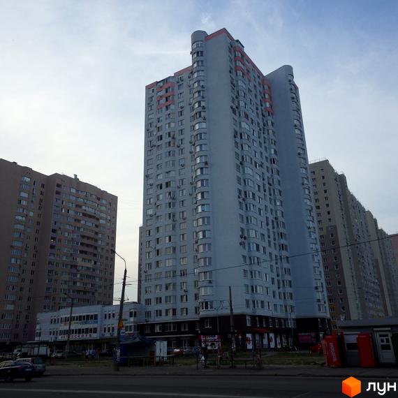 Житловий комплекс на вул. Миколи Закревського, 93а, з високими будинками та прибудинковою територією.