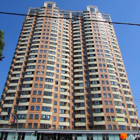 Житловий комплекс на бул. Лесі Українки, 7а, з багатоповерховою будівлею та балконами. Прибудинкова територія облаштована для комфортного життя.