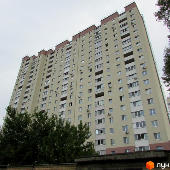 Житловий комплекс на вул. Белицька, 20, з висотним будинком та зеленими насадженнями на прибудинковій території.