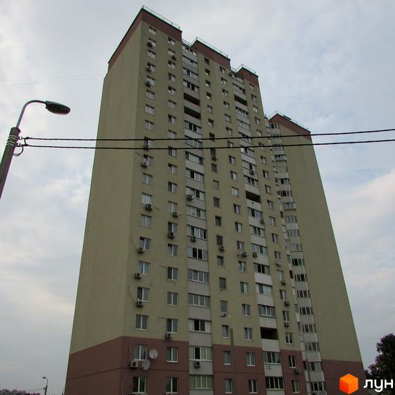 Житловий комплекс на вул. Белицька, 20, з висотним будинком та прибудинковою територією. Вид на фасад з вікнами та балконами.