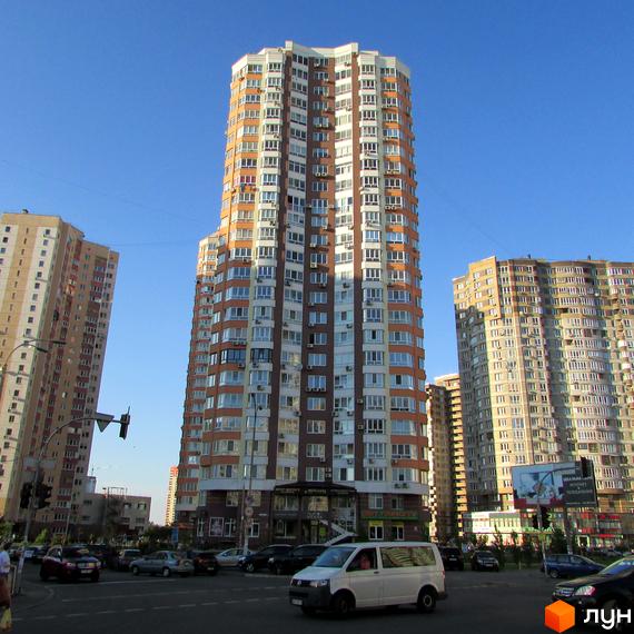 Житловий комплекс вул. Урлівська, будинок з великою кількістю вікон та сучасною фасадною обробкою. Прибудинкова територія з парковкою та зеленими насадженнями.