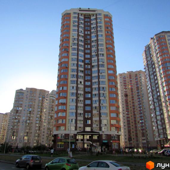 Житловий комплекс на вул. Урлівська, будинок з балконами та великими вікнами, прибудинкова територія з паркувальними місцями.