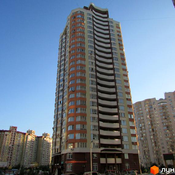 Вид на житловий комплекс вул. Урлівська, будинок з балконами та великими вікнами, прибудинкова територія з зеленими насадженнями.