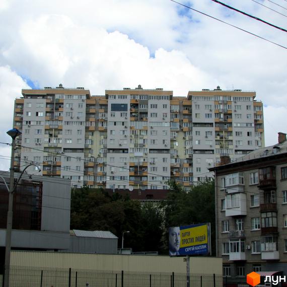Житловий комплекс на вул. Борщагівська, 152а, 152в, з сучасним фасадом та прибудинковою територією. Вид на будинок з вулиці.