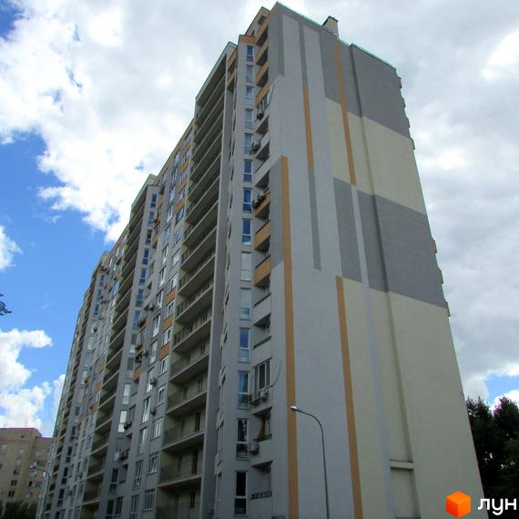 Вид на багатоповерховий будинок на вул. Борщагівська, 152а, 152в. Прибудинкова територія озеленена, є місця для відпочинку.