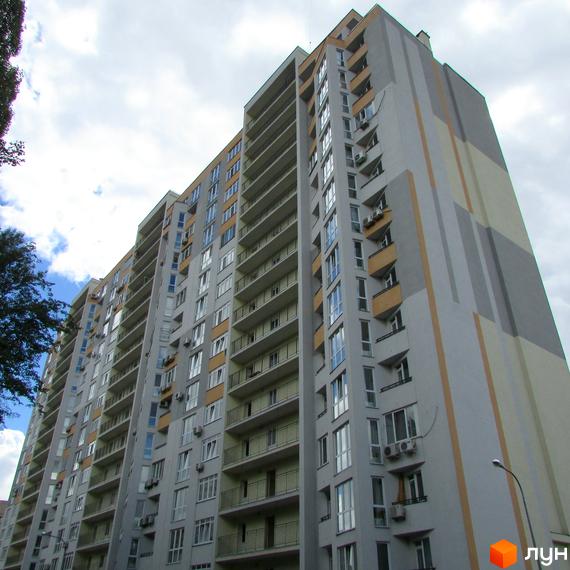 Житловий комплекс на вул. Борщагівська, 152а, 152в. Вид на фасад будинку з балконами та прибудинковою територією.