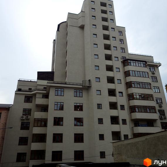 Зовнішній вигляд новобудови на вул. Антоновича (Горького), 103. Багатоповерховий будинок з численними вікнами та балконами.