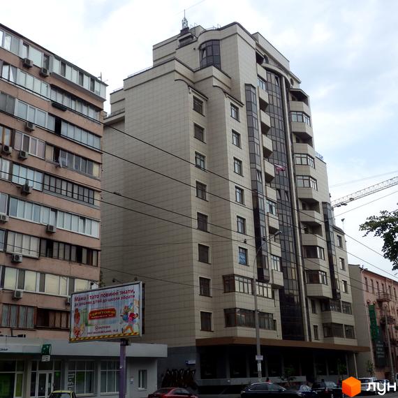 Житловий комплекс на вул. Антоновича, 103. Багатоповерховий будинок світло-бежевого кольору з панорамним склінням та балконами.