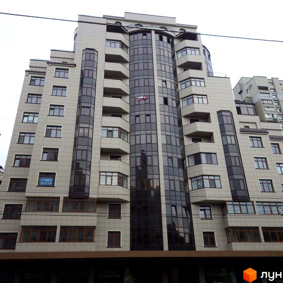 Житловий комплекс на вул. Антоновича, 103. Будинок має багато вікон та балконів, виконаний у світлих тонах.