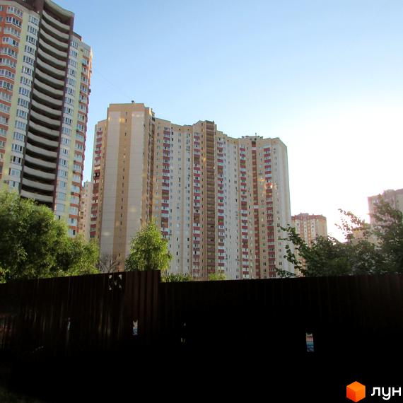 Житловий комплекс на вул. Урлівська, 20, з сучасними багатоповерхівками та озелененою прибудинковою територією.