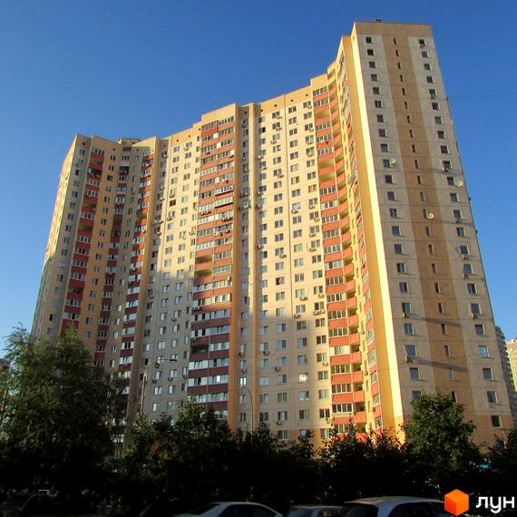 Житловий комплекс на вул. Урлівська, 20, з багатоповерховим будинком та зеленою прибудинковою територією.