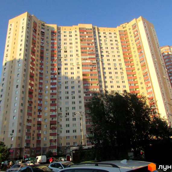 Житловий комплекс на вул. Урлівська, 20, з сучасною архітектурою та прибудинковою територією, обрамленою зеленими насадженнями.