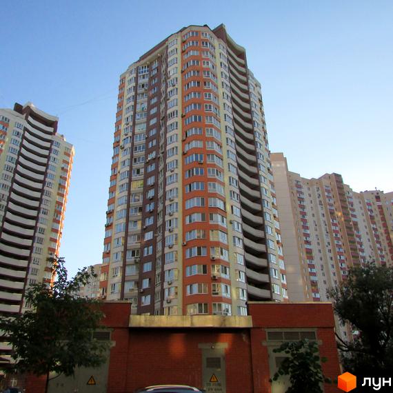 Житловий комплекс на вул. Ахматової, 34, з висотними будинками та зеленими насадженнями на прибудинковій території.