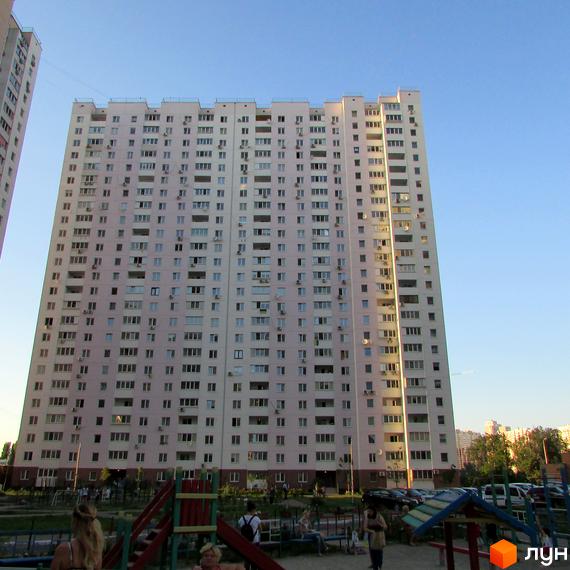 Висока світла новобудова на вулиці Урлівській, 38а. Перед будинком розташований дитячий майданчик з гірками та зонами для відпочинку.