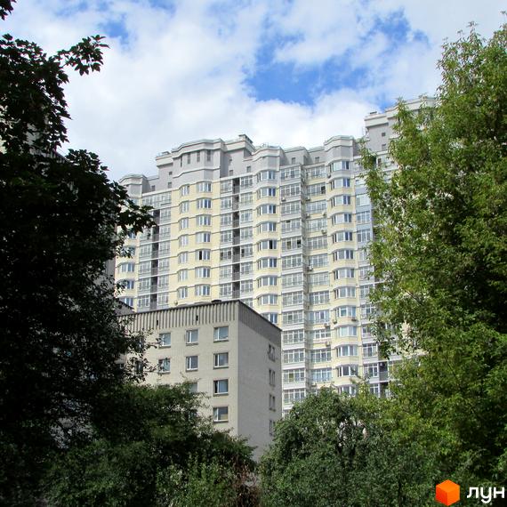 Житловий комплекс на вул. Миколи Голего, 7в, з фасадом з великими вікнами та прибудинковою територією з зеленими насадженнями.