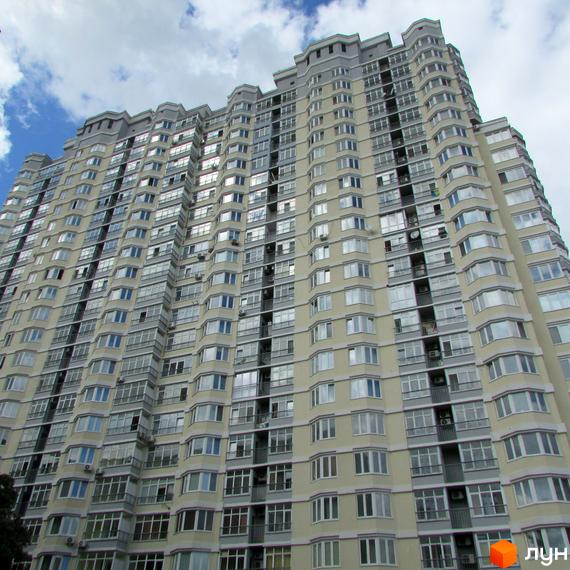 Багатоповерховий житловий комплекс на вул. Миколи Голего (Лебедєва-Кумача), 7в. Будівля світлого кольору з численними вікнами та балконами.