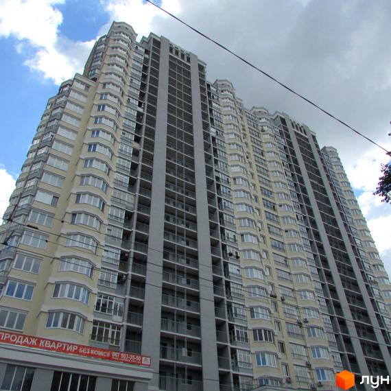 Житловий комплекс на вул. Миколи Голего, 7в, з фасадом у світлих тонах та балконами. Прибудинкова територія з озелененням та зручними під'їздами.