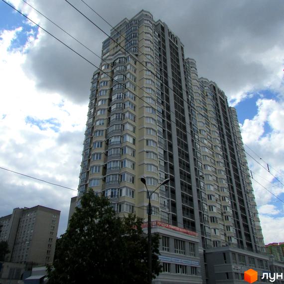Житловий комплекс на вул. Миколи Голего, 7в. Висока будівля з балконами та прибудинковою територією.