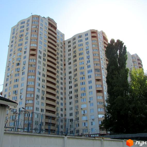 Житловий комплекс Ново-Деміївський з високими будинками та зеленими насадженнями на прибудинковій території.