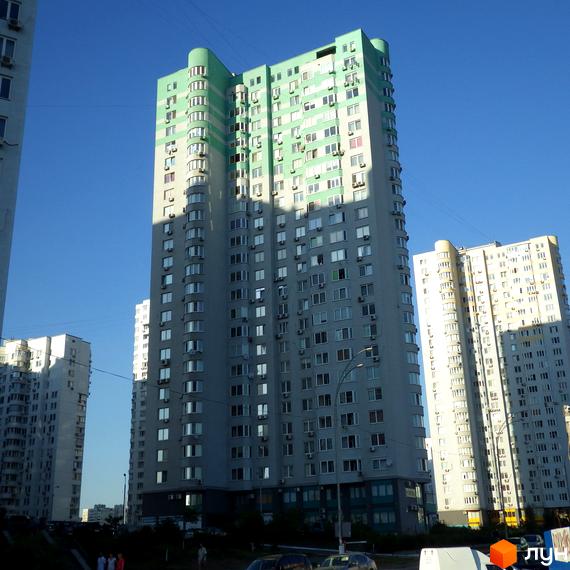 Житловий комплекс на вул. Єлизавети Чавдар з сучасними фасадами та прибудинковою територією. Вид на будинок з зеленими елементами.