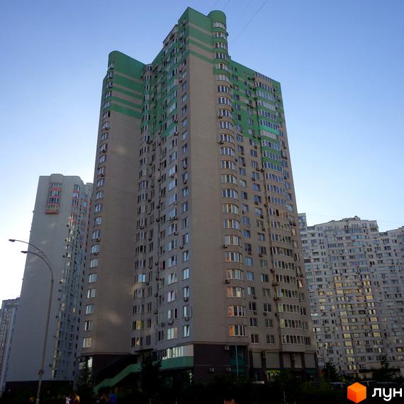 Житловий комплекс на вул. Єлизавети Чавдар, сучасна архітектура з великими вікнами та прибудинковою територією.