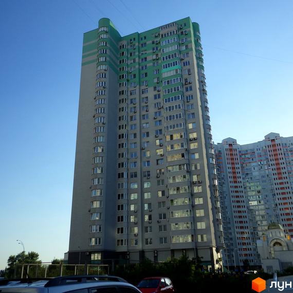 Житловий комплекс на вул. Єлизавети Чавдар, 3, 5, 7, 9. Висотна будівля з великими вікнами та прибудинковою територією.