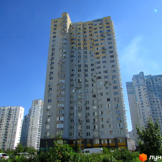 Житловий комплекс на вул. Єлизавети Чавдар, 3, 5, 7, 9. Вигляд висотних будинків з прибудинковою територією та зеленими насадженнями.