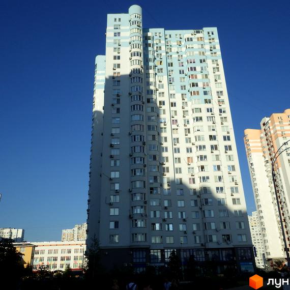 Житловий комплекс на вул. Єлизавети Чавдар з сучасним фасадом та прибудинковою територією. Будинок має великі вікна та балкони.