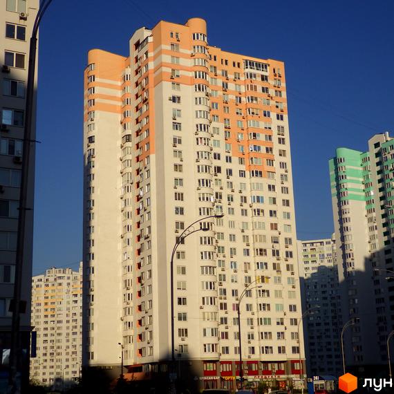 Житловий комплекс на вул. Єлизавети Чавдар, висотні будинки з балконами та прибудинкова територія.