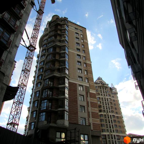 Житловий комплекс на вул. Богдана Хмельницького, 58а. Високі будівлі з балконами та прибудинковою територією.