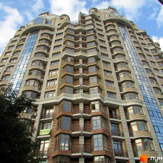 Житловий комплекс на вул. Богдана Хмельницького, 58а, з сучасною архітектурою та прибудинковою територією.