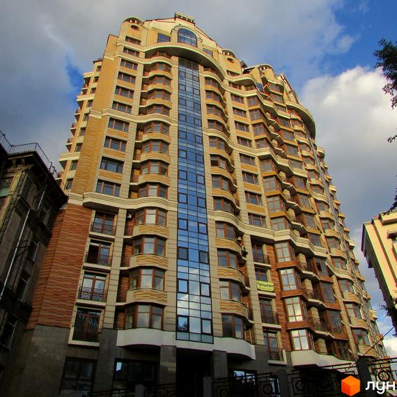 Житловий комплекс на вул. Богдана Хмельницького, 58а, з фасадом з великими вікнами та прибудинковою територією.