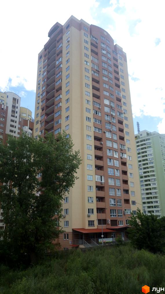 Житловий комплекс пров. Моторний, 9, 9а. Висотна будівля з балконами, зелена прибудинкова територія та дерева.