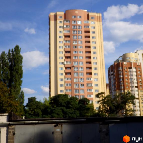 Вигляд житлового комплексу пров. Моторний, 9, 9а з висоти. Прибудинкова територія з зеленими насадженнями та паркувальними місцями.